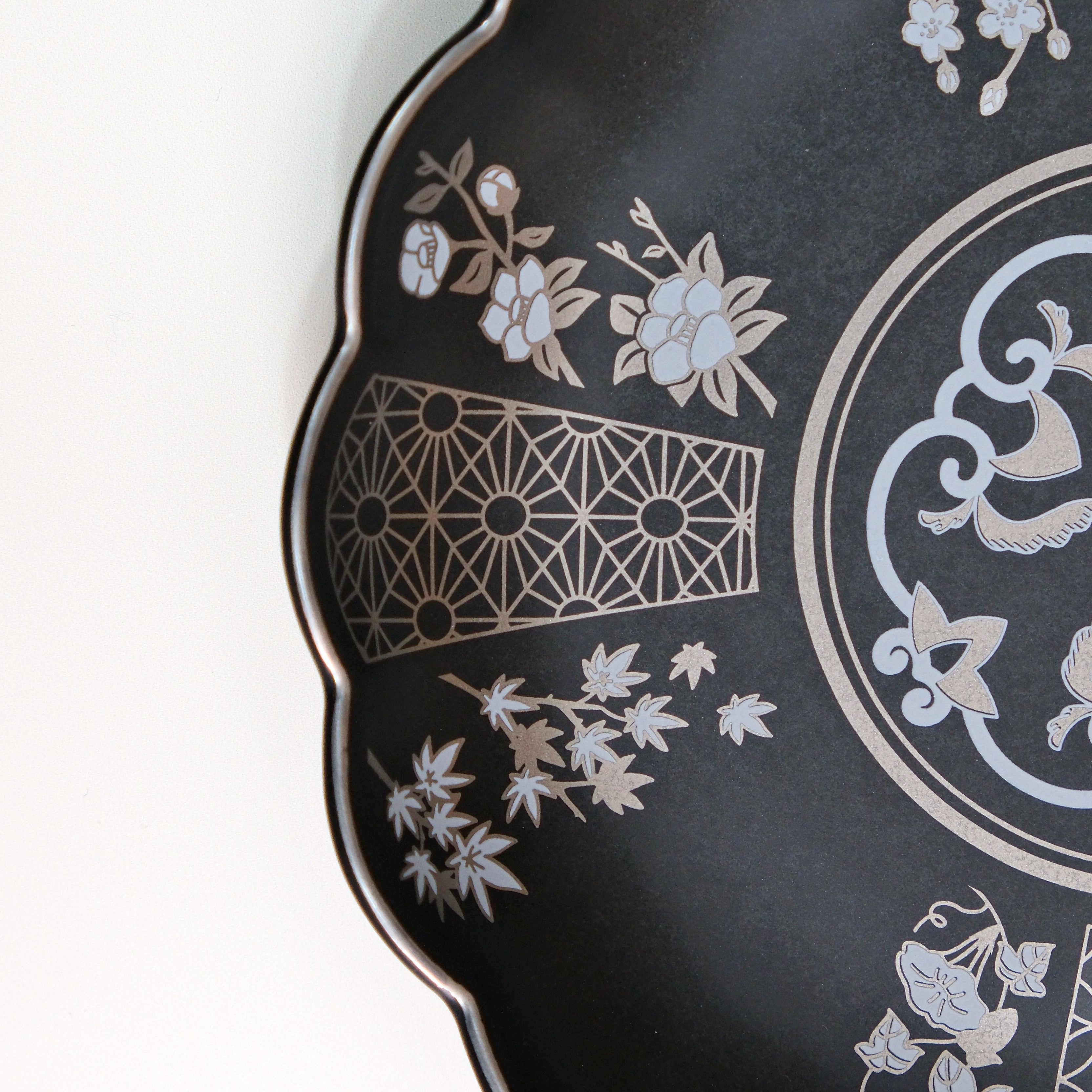 SAI Gift Set for Two – Lucky Motif Plates, Chopsticks & Rests(Black)