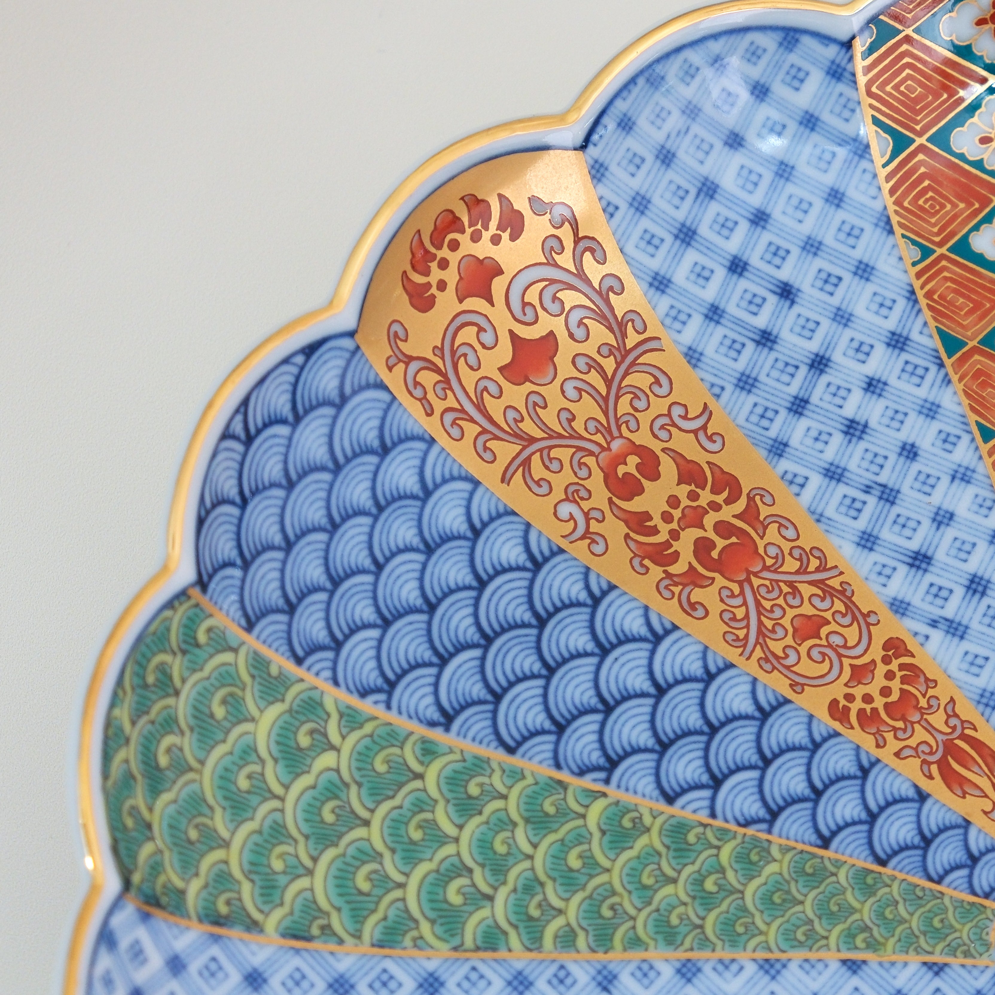 New Koimari Chrysanthemum Scalloped Plate