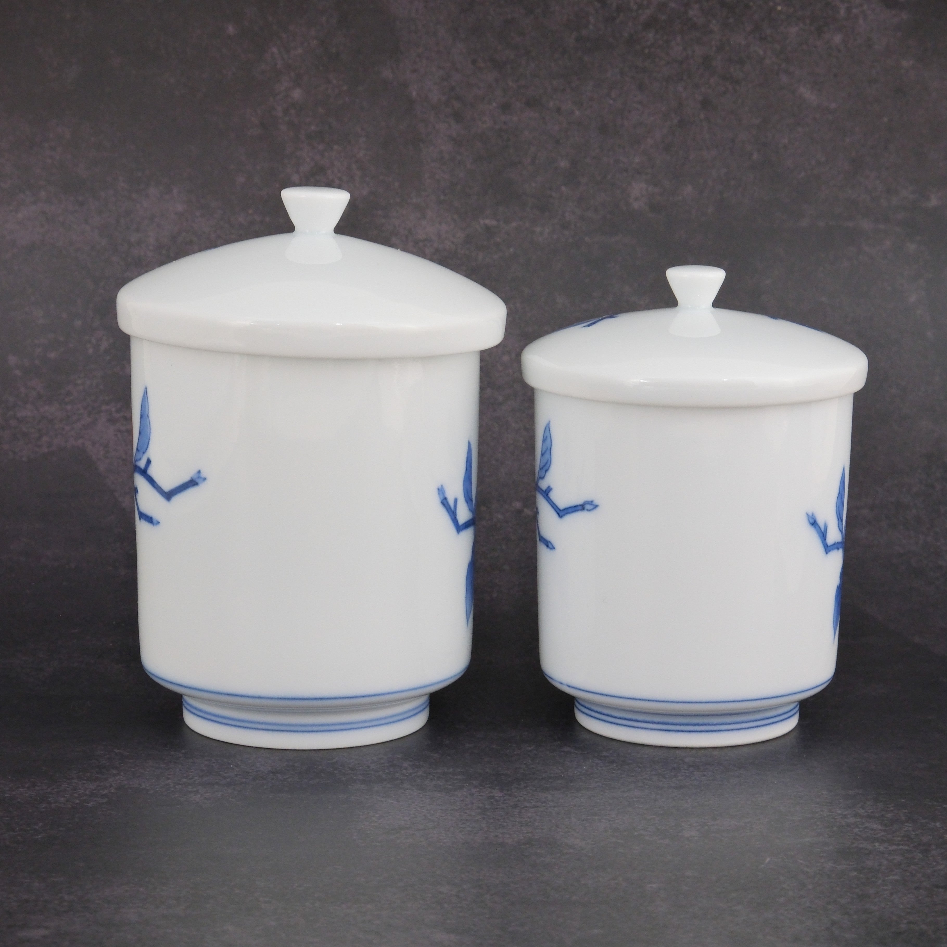 A Pair of Yunomi Teacups With Persimmon Crest Design By 14th-generation Kakiemon