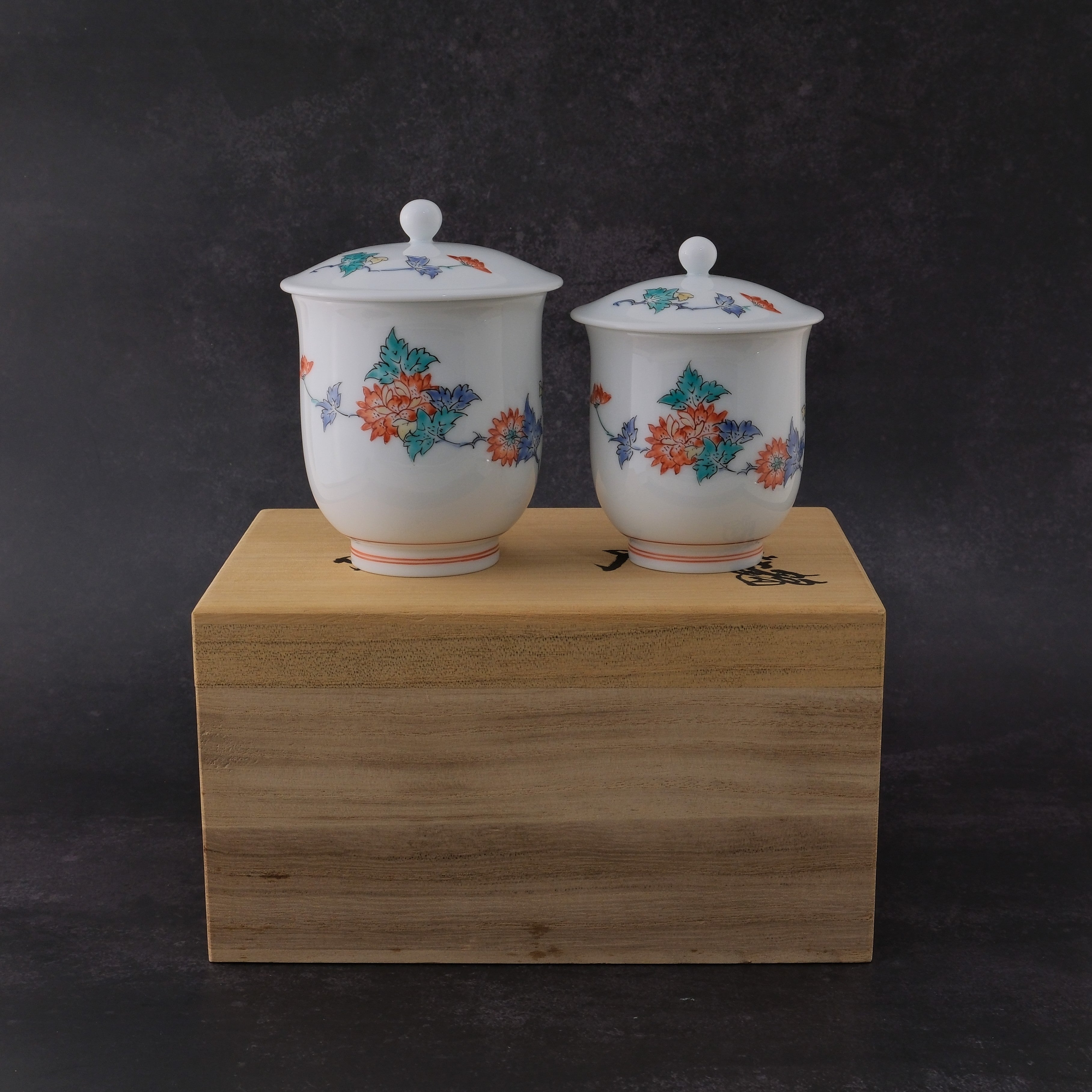 Kakiemon XIV (Living National Tresure), Pear of Peony-Motif Yunomi Tea Cups