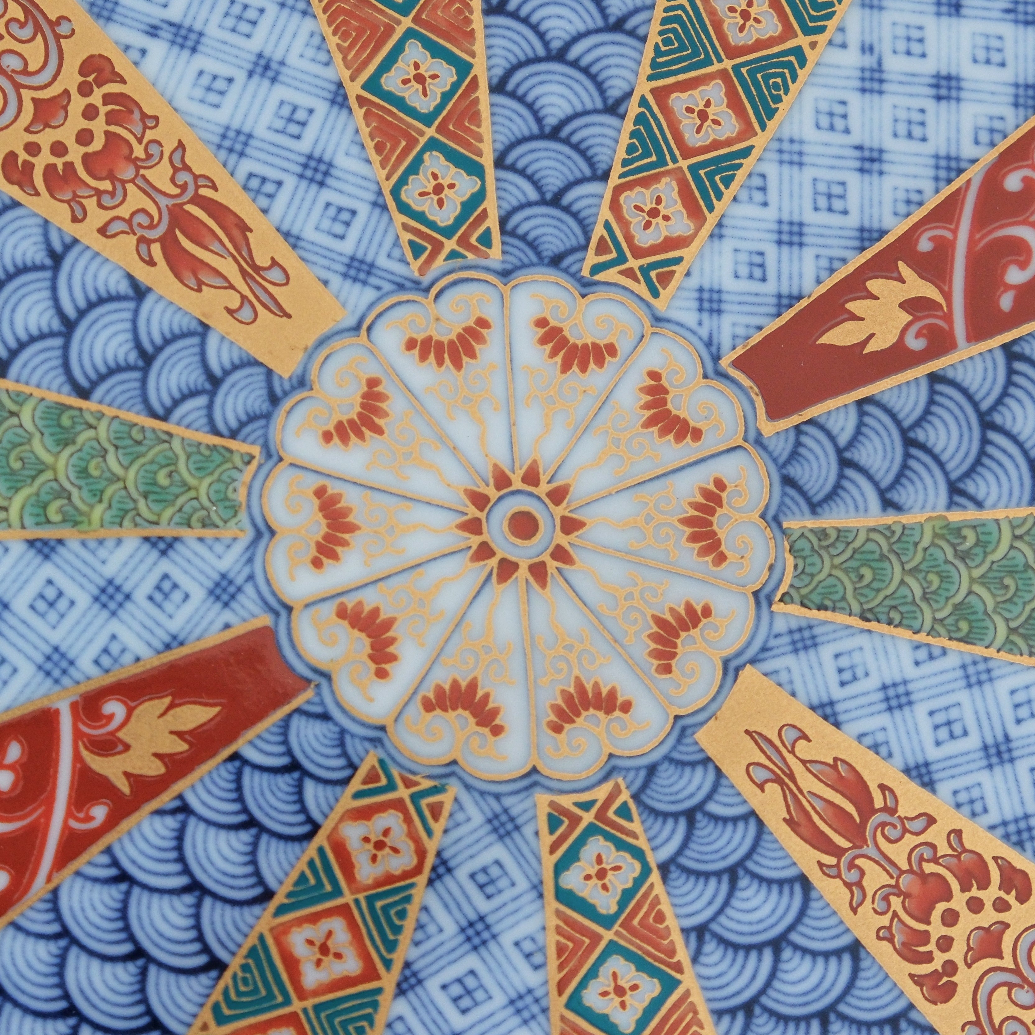 New Koimari Chrysanthemum Scalloped Plate