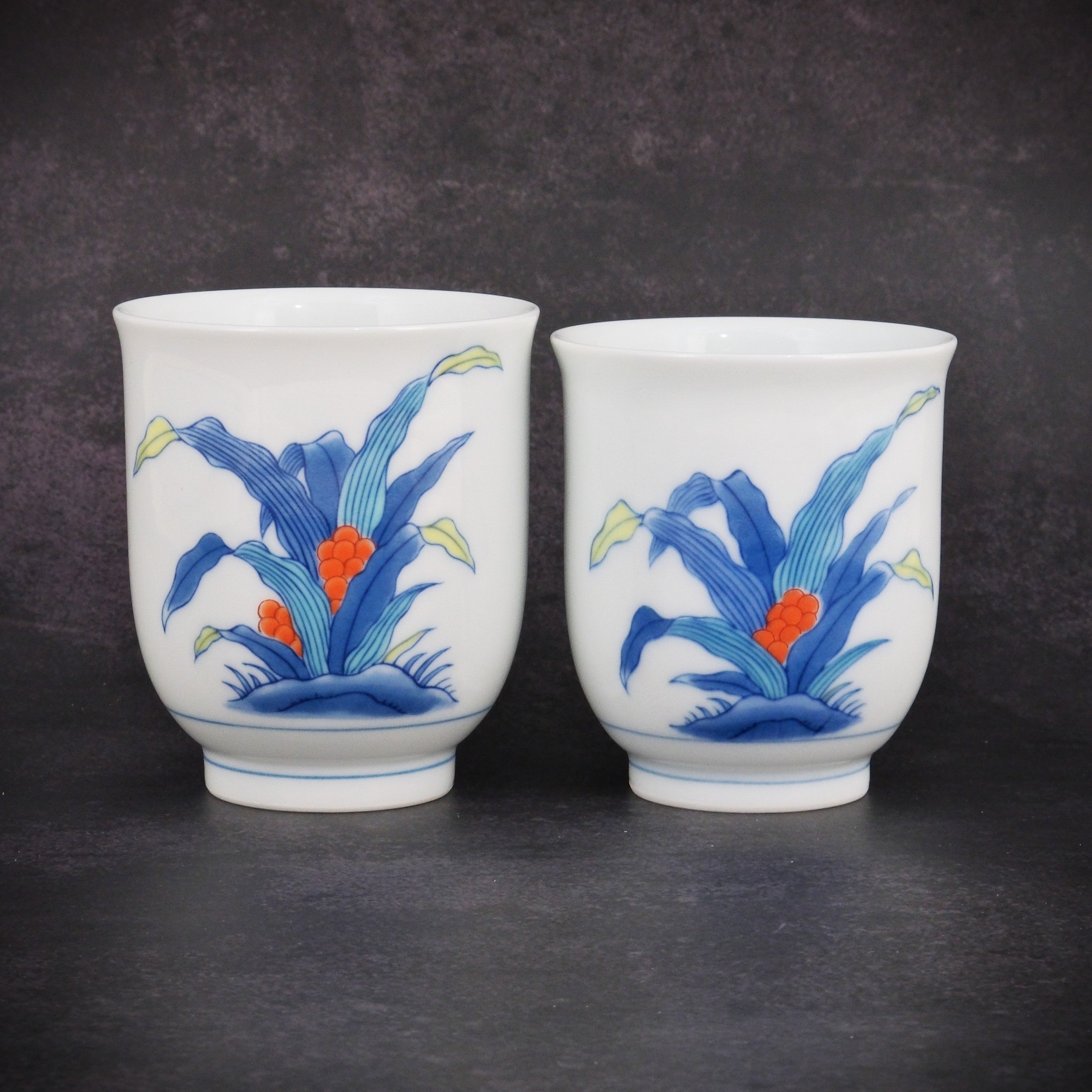 A Pair of Yunomi Teacups by the 7th Generation Ogasawara Tōuemon（1943–） (Nabeshima Ware)